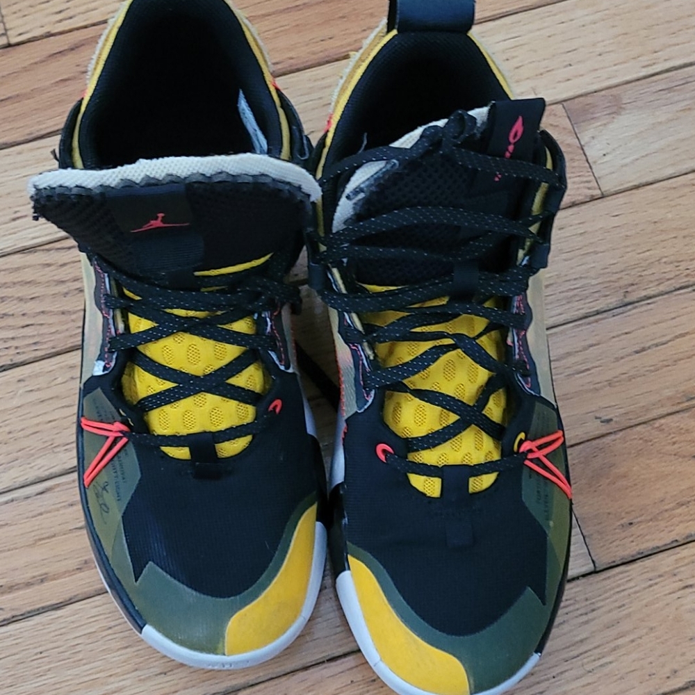 Boys basketball shoes